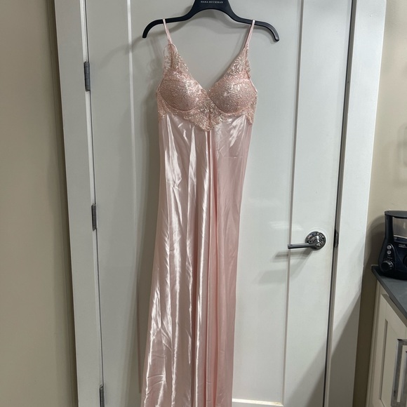 Elegant Pink two piece Lace Trim Robe and satin sleep gown - Picture 8 of 9